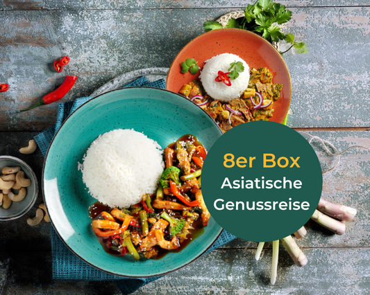 Zwei Reisschüsseln mit Gemüse, Hühnchen und Bami Goreng. Text: „8er Box Asiatische Genussreise“ von Hofmanns Shop.