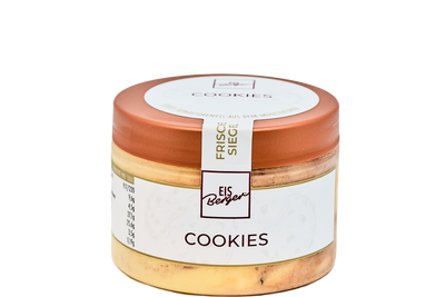 Ein Glas Hofmanns Shop Premium-Eis Cookies mit braunem Deckel, weißem Etikett und knusprigen Stückchen im Inneren.
