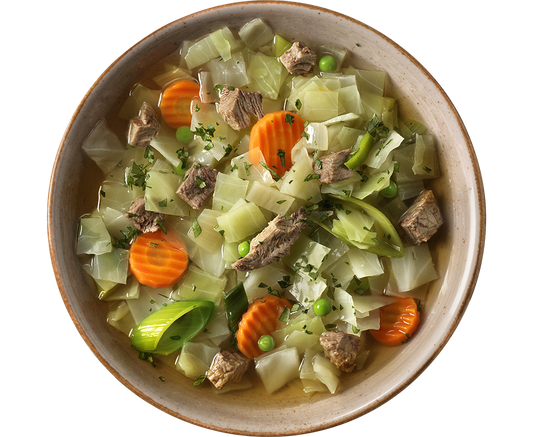 Eine Schüssel Pichelsteiner Eintopf mit Karotten, Weißkohl, Erbsen und Kräutern von Hofmanns Shop.