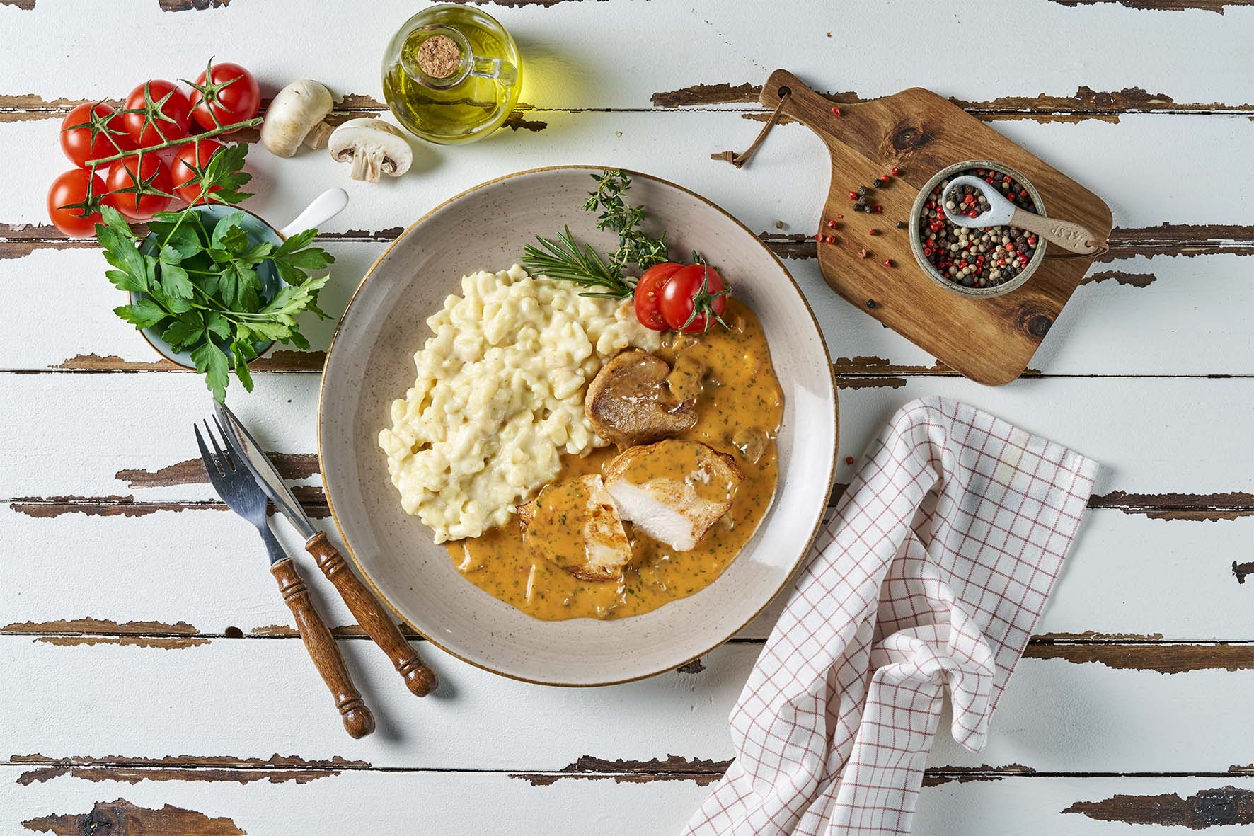 HOFMANNs Neuheiten von Hofmanns Shop: Putengeschnetzeltes, Kartoffelpüree und Bratensoße auf einem rustikalen Tisch.