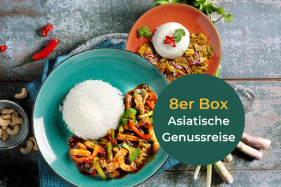 Zwei Reisschüsseln mit Gemüse, Hühnchen und Bami Goreng. Text: „8er Box Asiatische Genussreise“ von Hofmanns Shop.