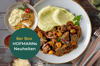 Exklusiv Box: Zwei Teller Rindergulasch und Risotto, garniert, Aufschrift „8er Box“ von Hofmanns Shop.